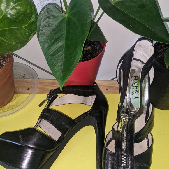Michael Kors size 9 black strap pump - Picture 3 of 3